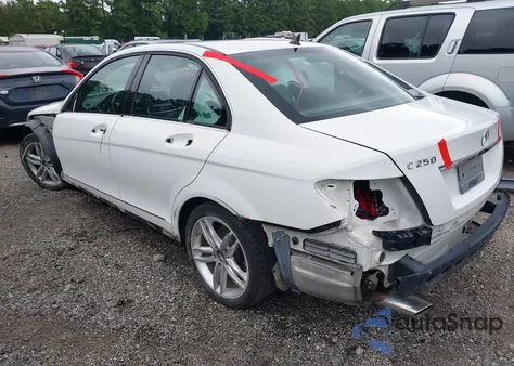 2014 Mercedes-Benz C 250 Luxury/Sport z USA, uszkodzony, nr VIN WDDGF4HB9EG240467